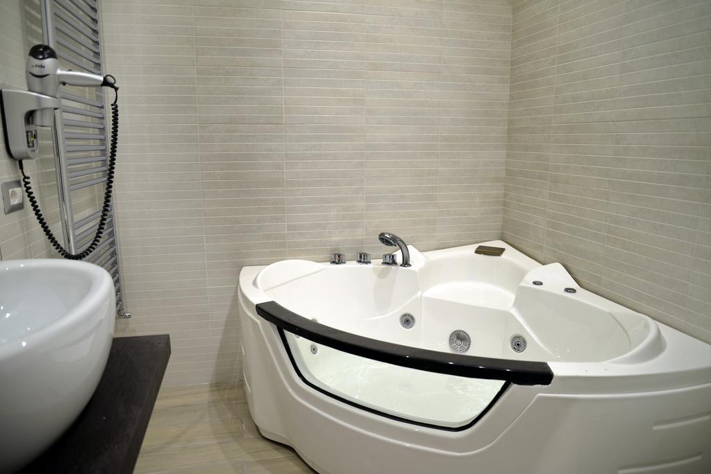 Suite Spa Bath,204455170:JPEG