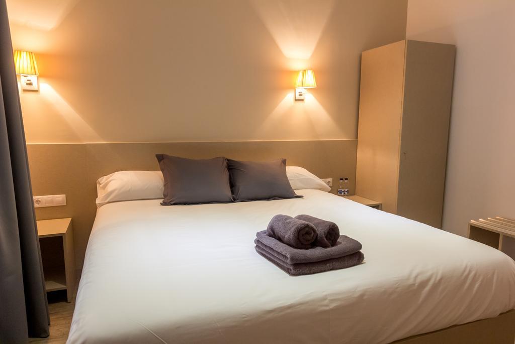 Double Room Interior,213473510:JPEG