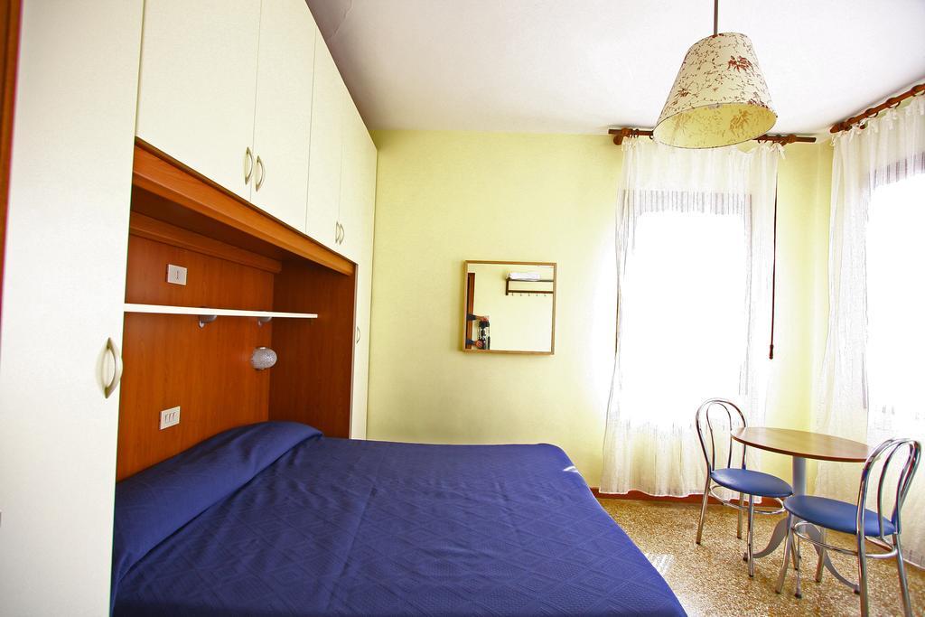 Double Room Shower,446302305:JPEG