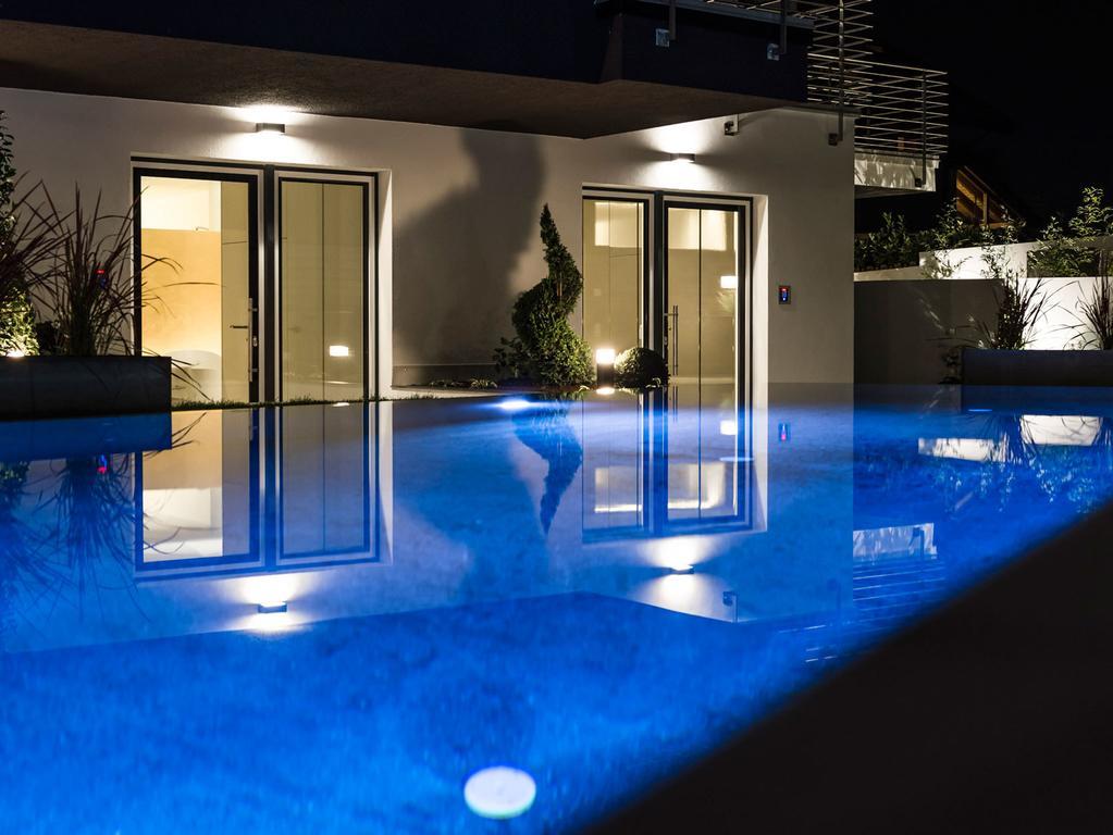 suite One-Bedroom Apartment whirlpool