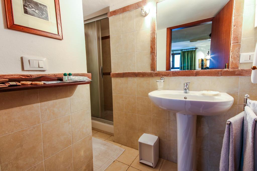 Double or Twin Room Bathroom,226934648:JPEG