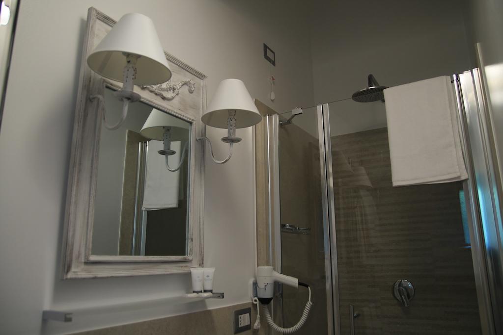 Small Double Room,560418444:JPEG
