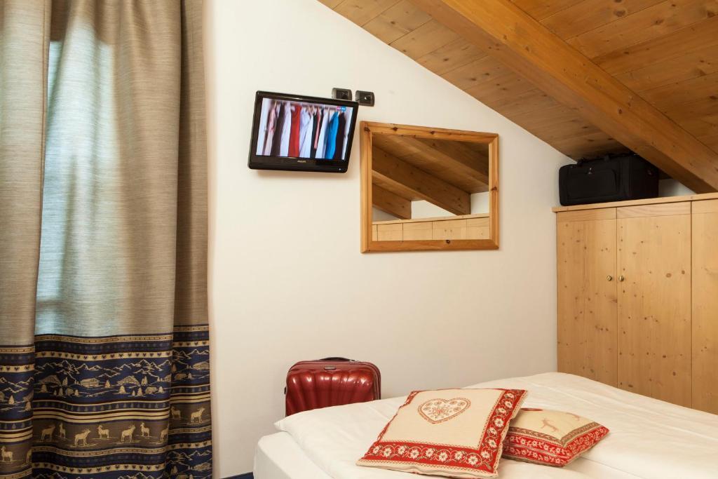 Luxury Two-Bedroom Apartment,586882896:JPEG