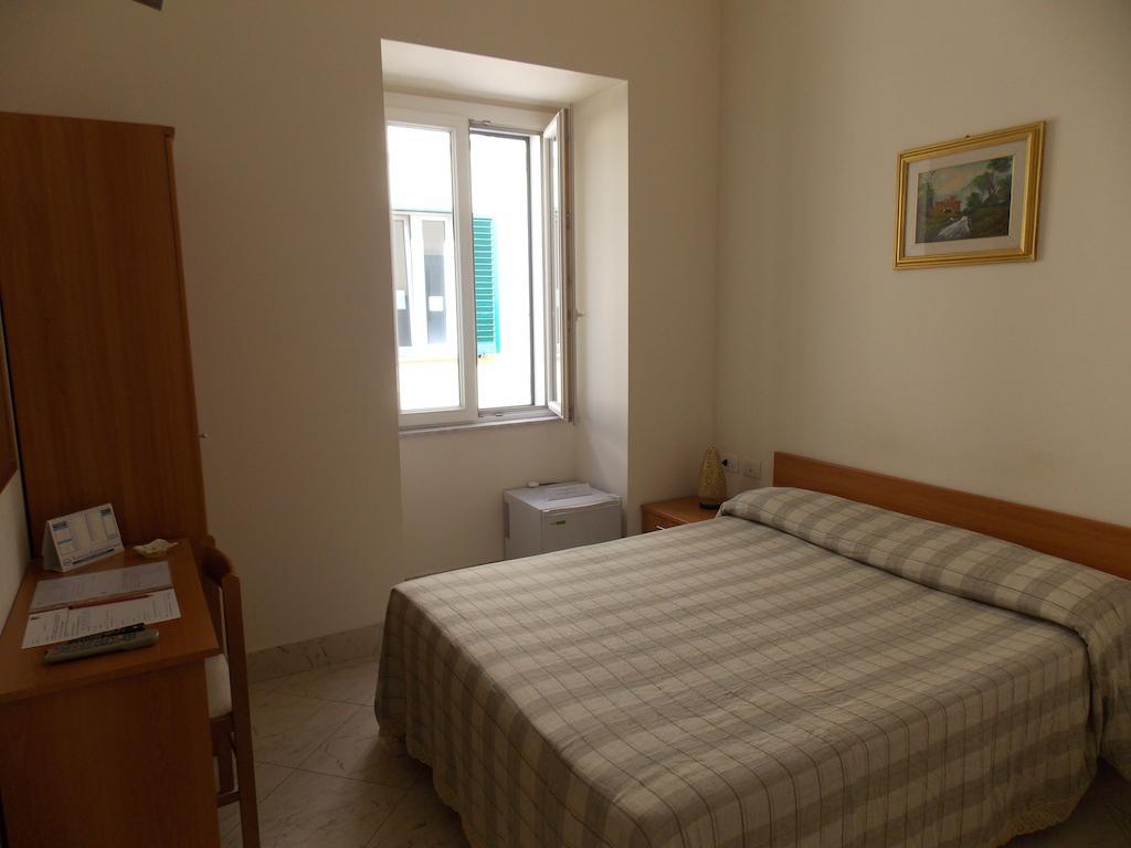 Single Room,237623441:JPEG