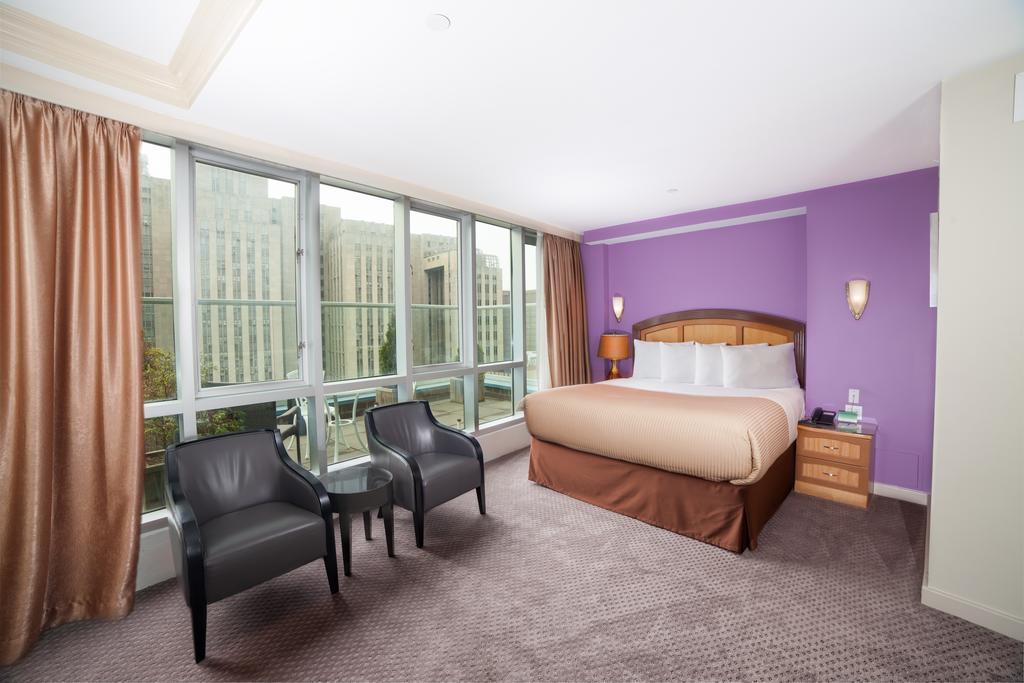 Deluxe City View King Suite Balcony