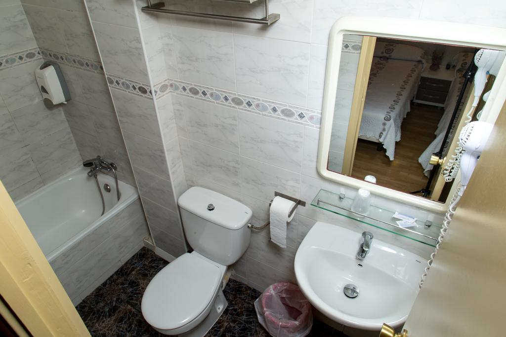 Double or Twin Room Private Bathroom