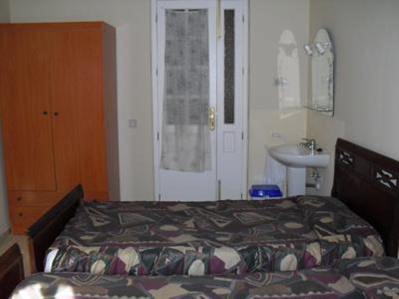 Habitación Doble con lavamanos privado y baño compartido - 2 camas
