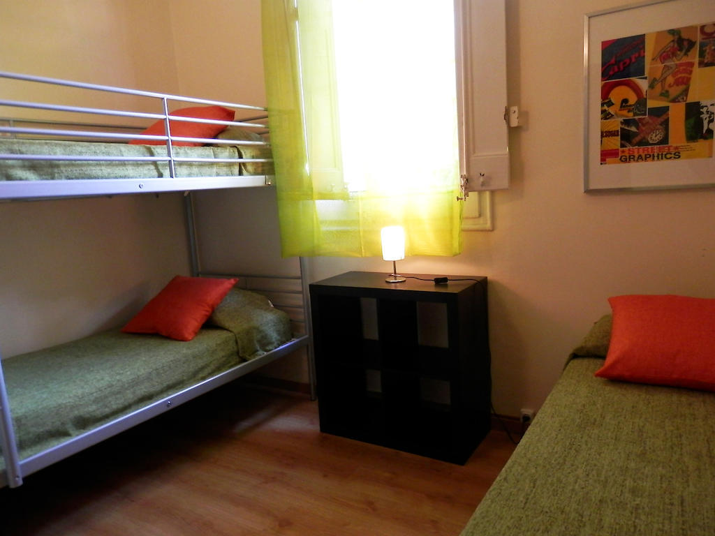 Deze driepersoonskamer heeft een gedeelde badkamer.