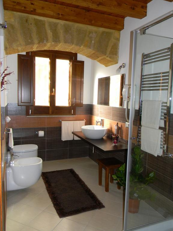 Triple Room Bathroom,247271373:JPEG