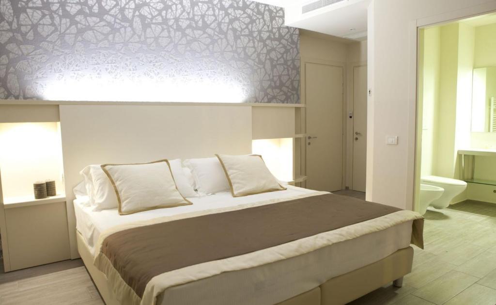 Standard Double or Twin Room,24920313:JPEG