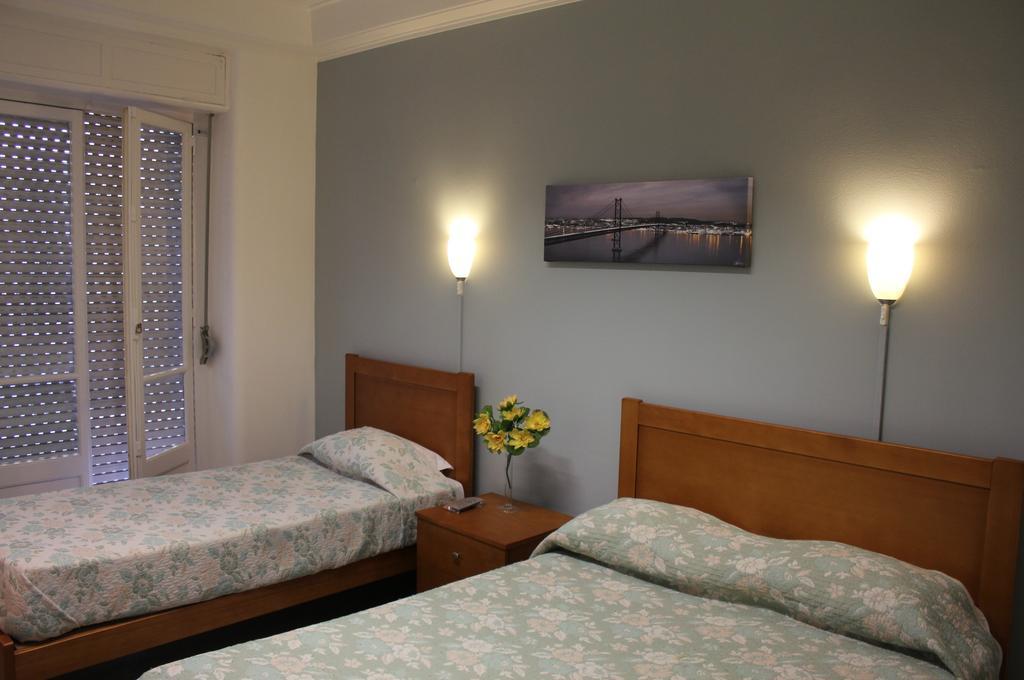 Quarto Triplo (1 Cama de Casal + 1 Cama Individual)