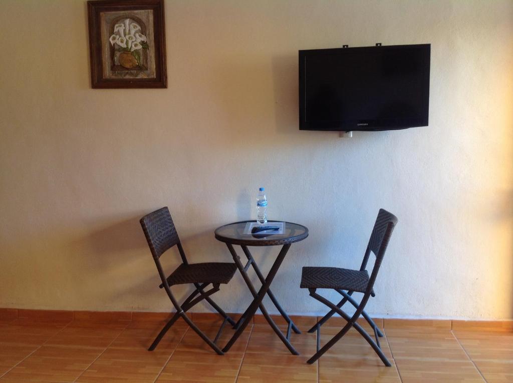 Family Room,25214433:JPEG