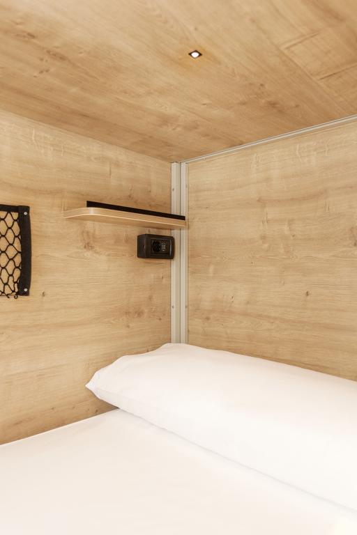Cama en habitación compartida femenina de 6 camas