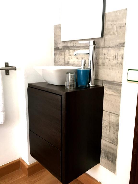 Single Room with Shared Bathroom,817897676:JPEG