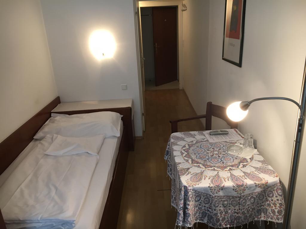 Single Room,256193093:JPEG