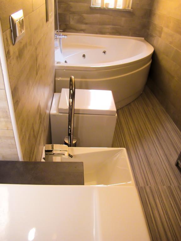 Suite Spa Bath,269799469:JPEG