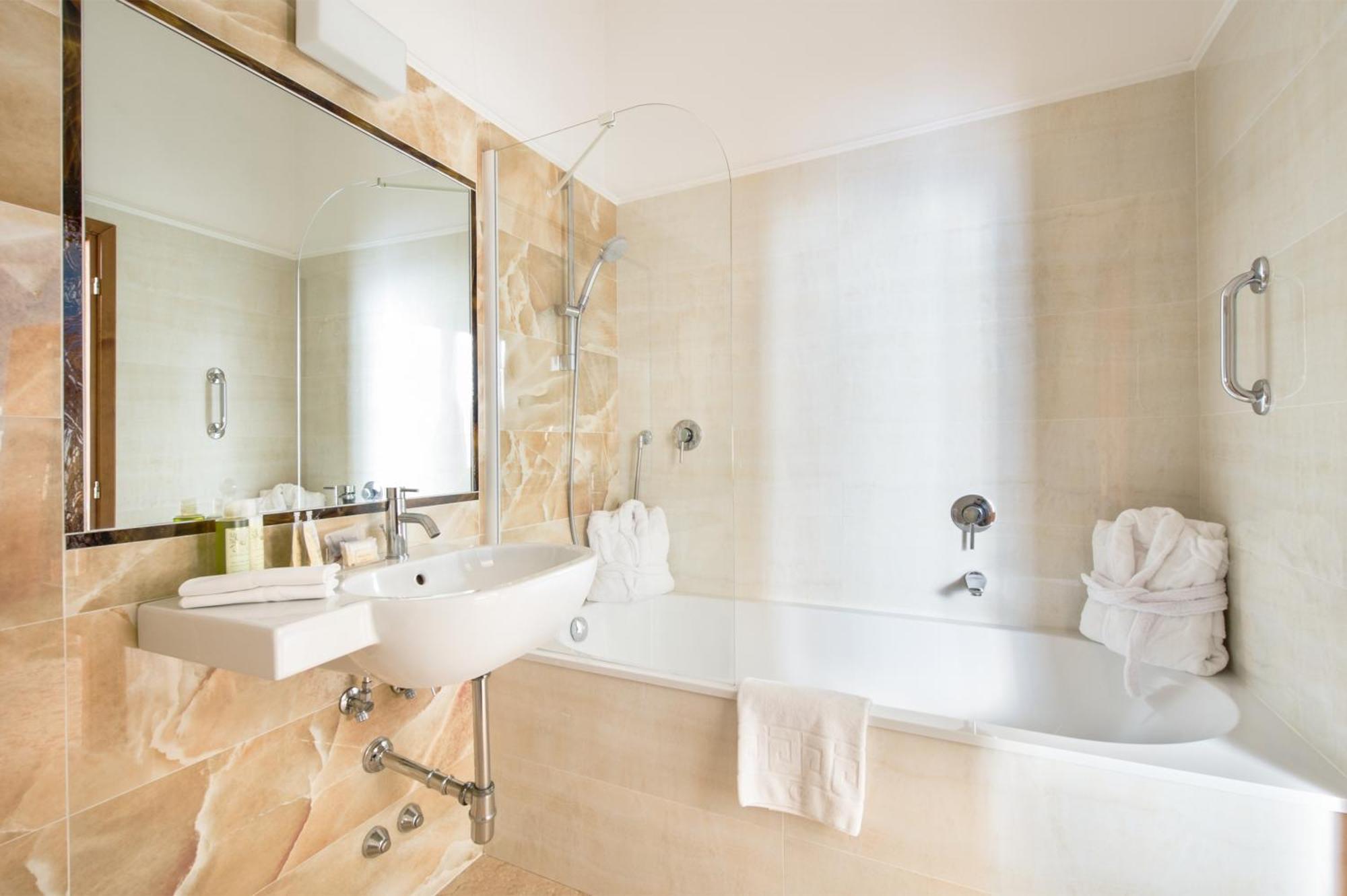 Comfort Double or Twin Room,705299029:JPEG