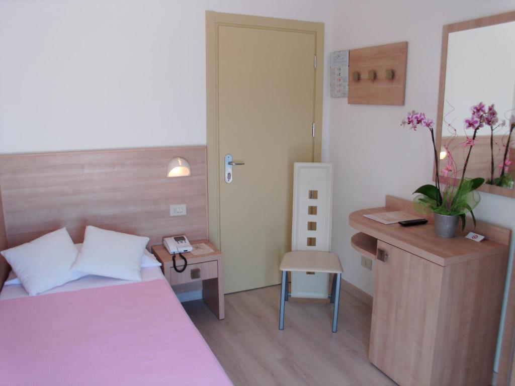 Single Room,676329924:JPEG