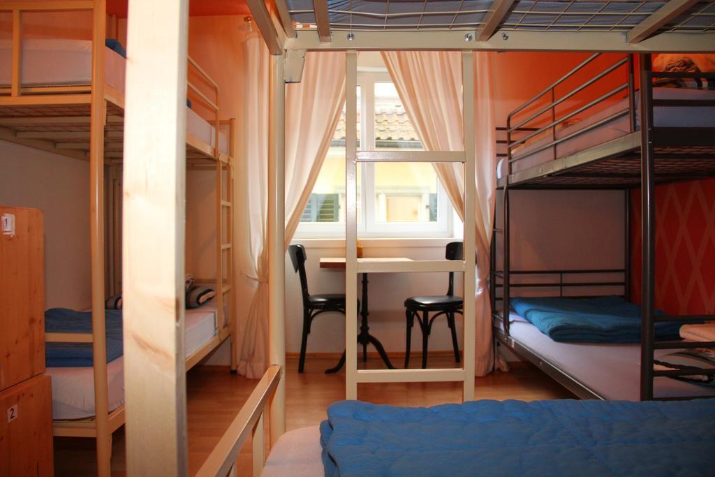 Cama económica en habitación compartida mixta de 6 camas