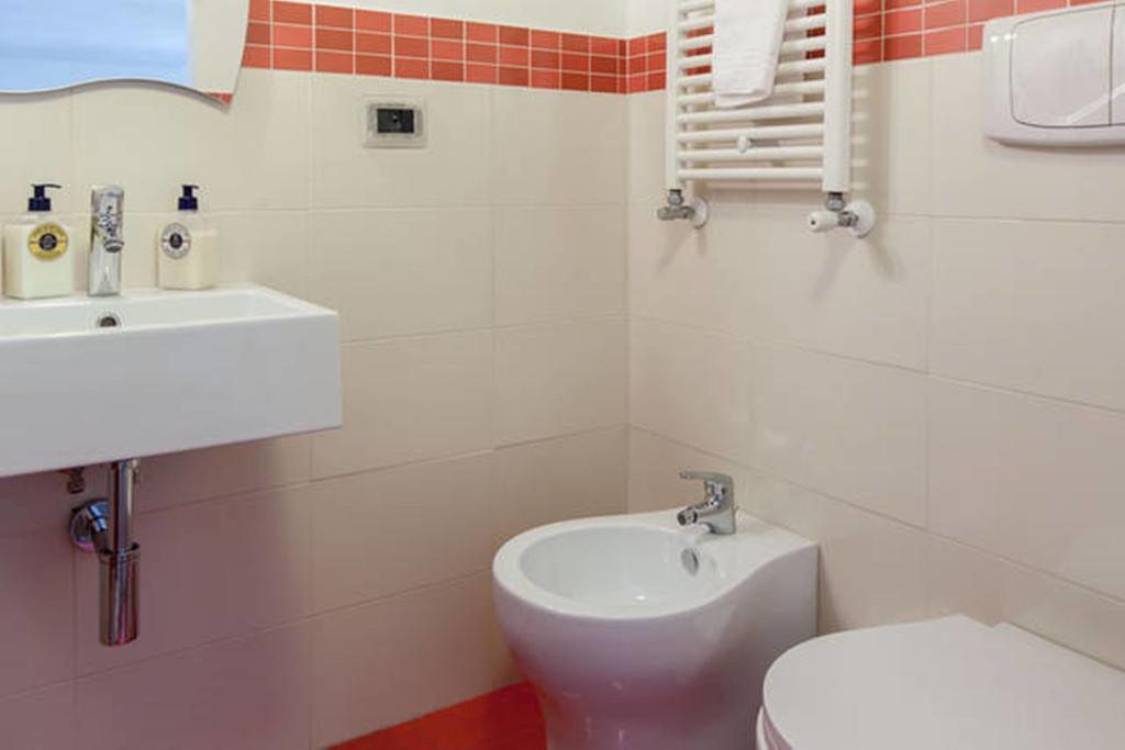 Double or Twin Room Private Bathroom,326471791:JPEG