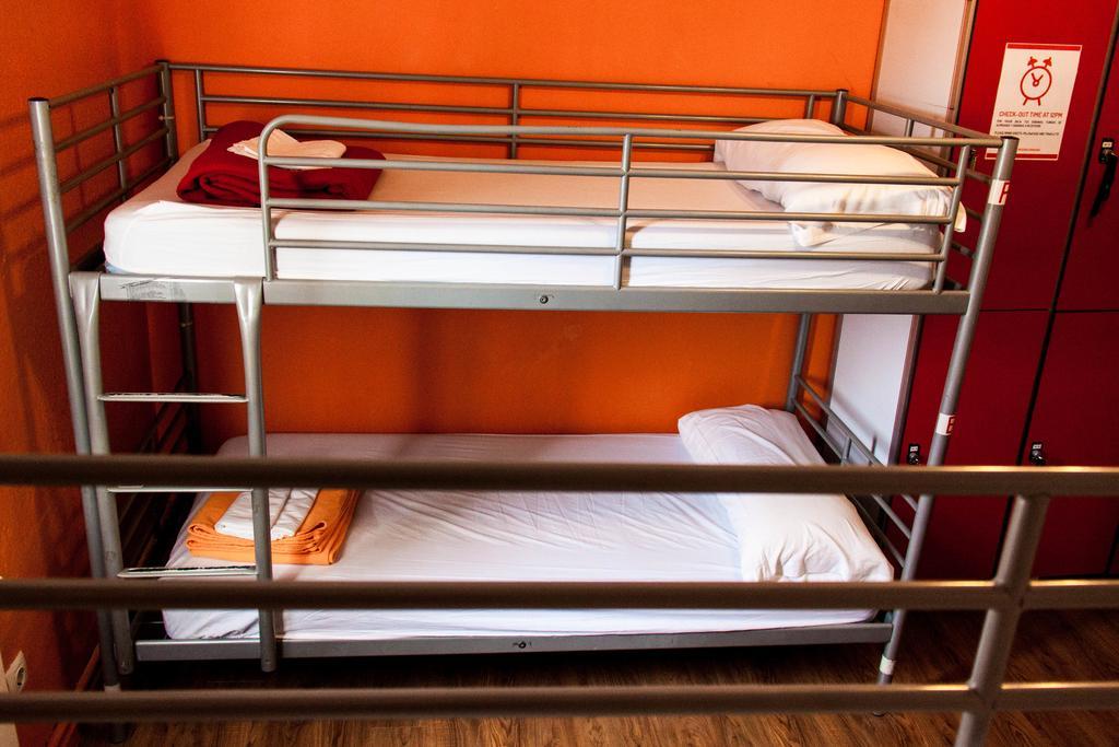 Cama en habitación compartida de 8 camas