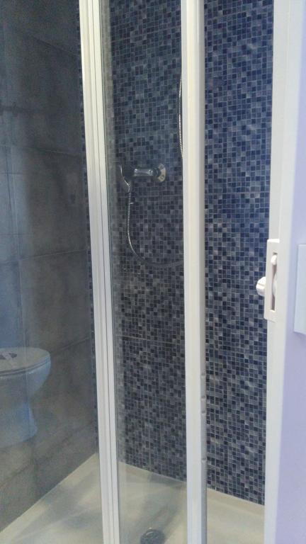 Quarto com 2 Camas de Solteiro e Banheiro Privativo