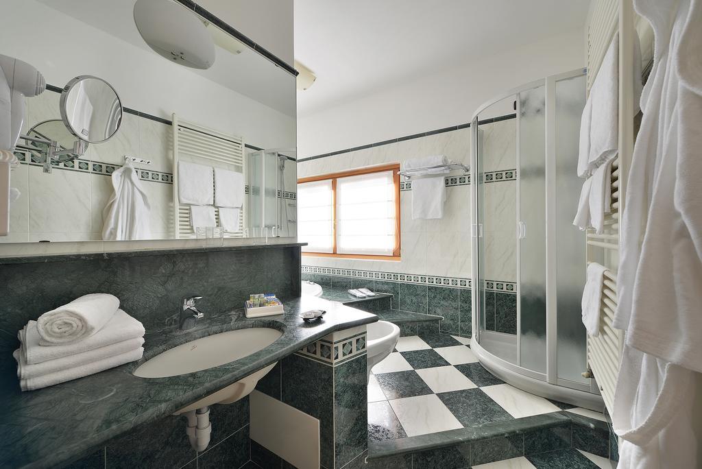 Deluxe Double Room Bath