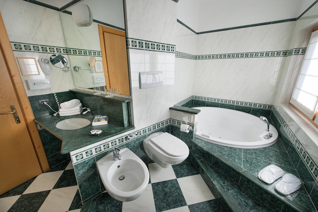 Deluxe Double Room Bath