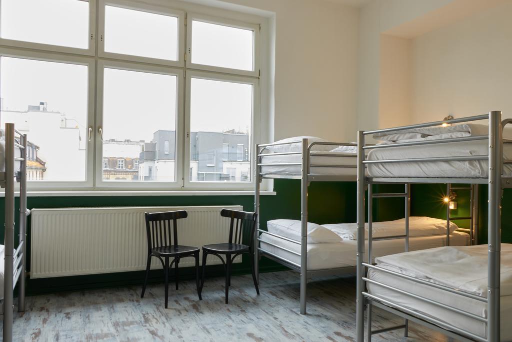 Posto Letto in Dormitorio Misto per 10 Persone con Bagno in Comune