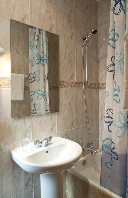 Single Room with Private Bathroom,186445234:JPEG