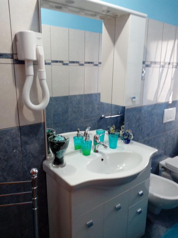 Deluxe Double Room (2 Adults + 1 Child),663812082:JPEG