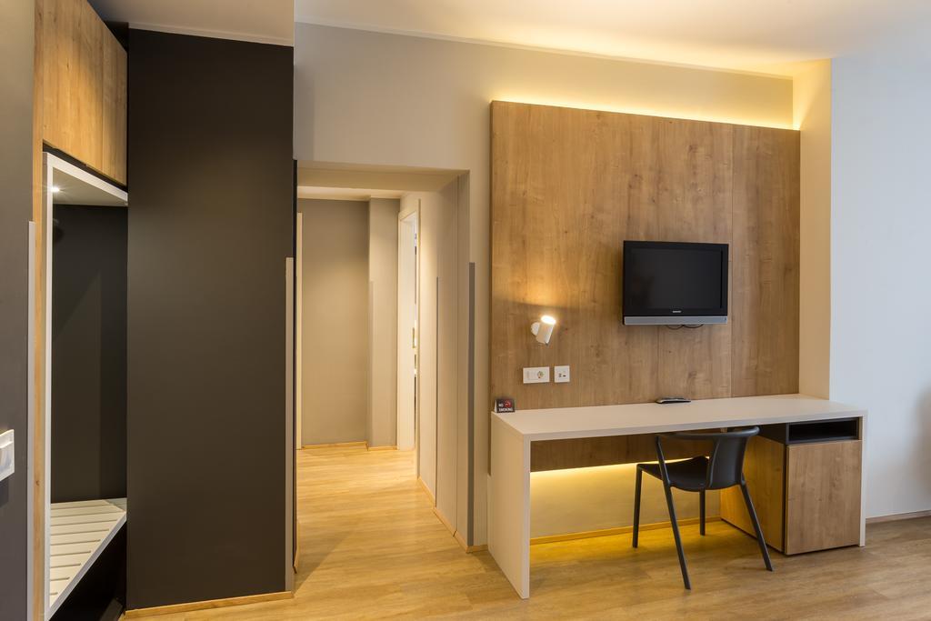Deluxe Suite,395463792:JPEG