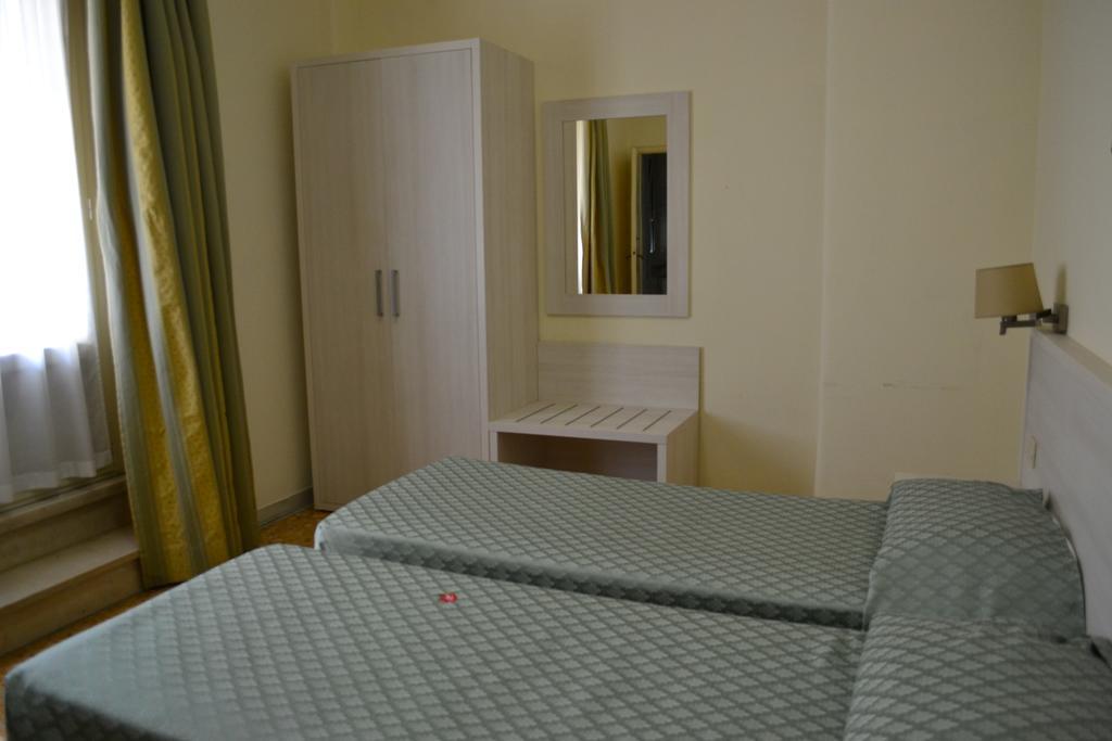 Standard Double or Twin Room,396165906:JPEG