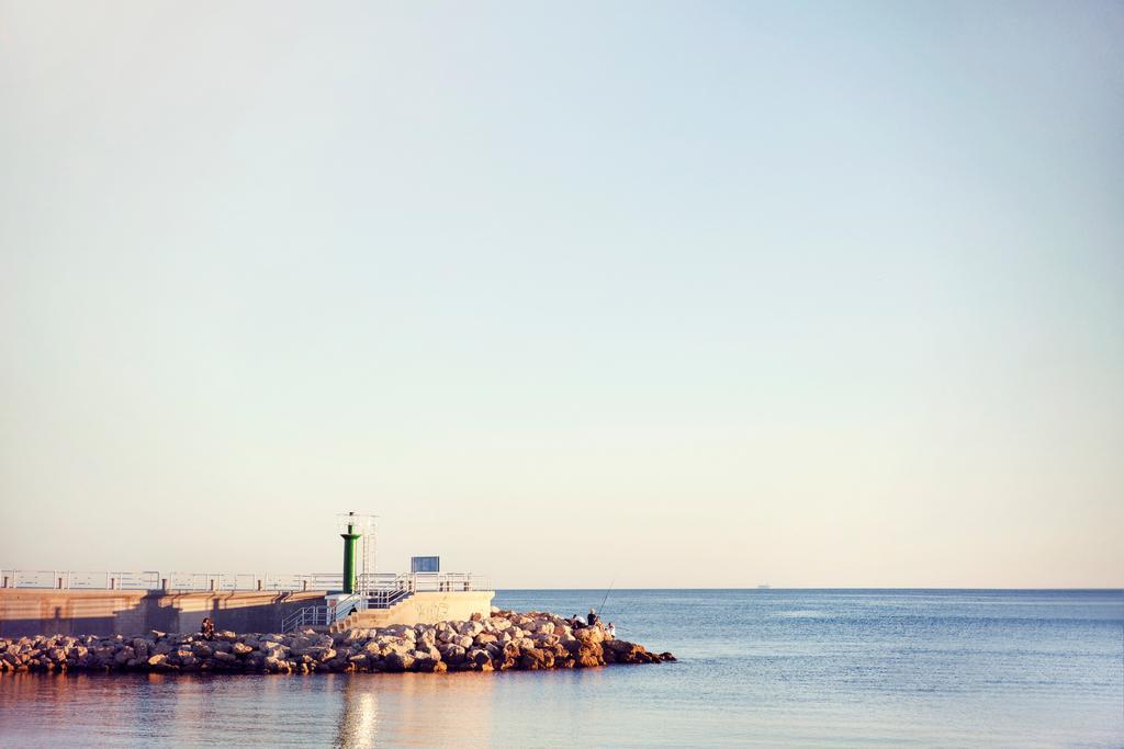 Habitación pequeña con vistas al Mediterráneo
