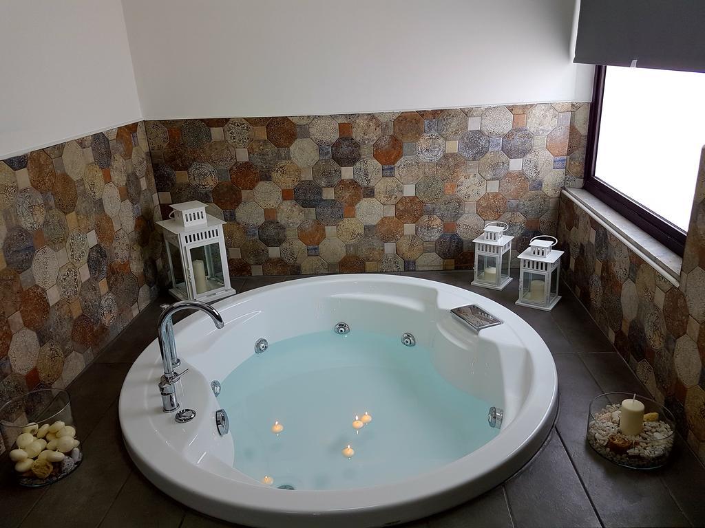 Deluxe Suite Spa Bath,402298923:JPEG
