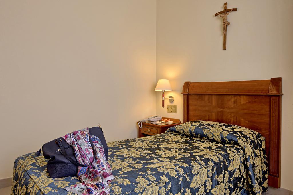 Single Room,402954699:JPEG