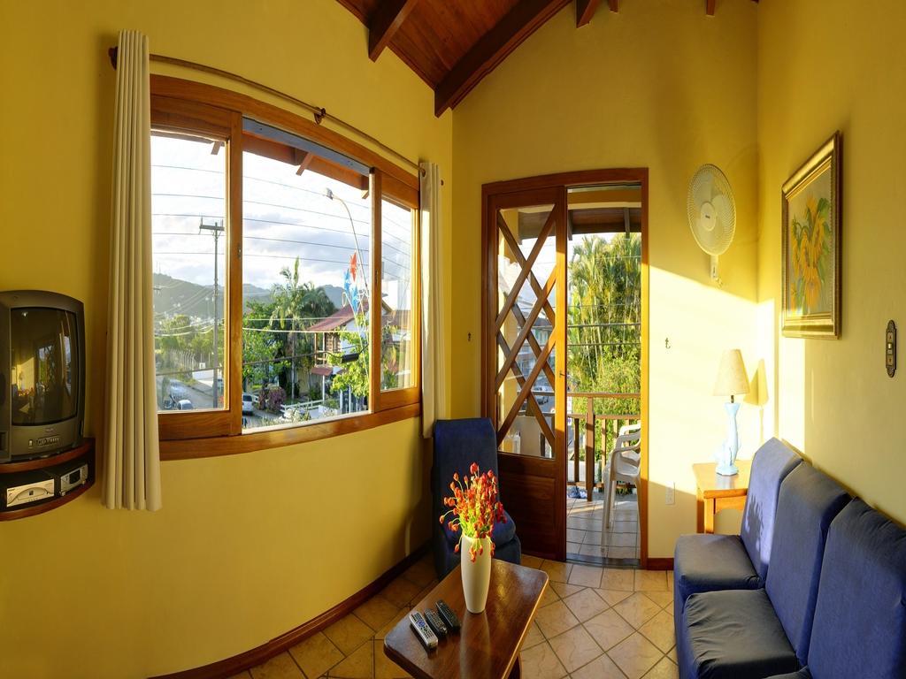 Family Room,405556662:JPEG