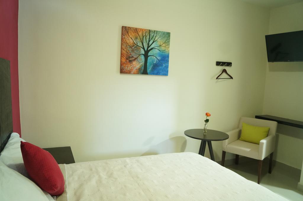Habitación con cama extragrande.