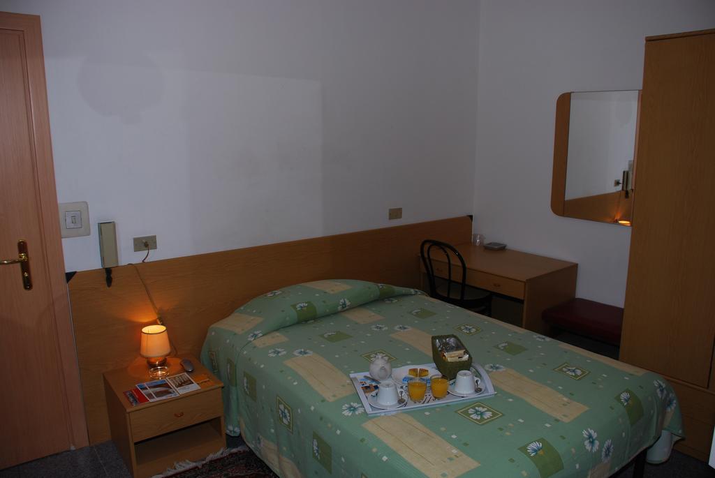 Standard Single Room,702836200:JPEG