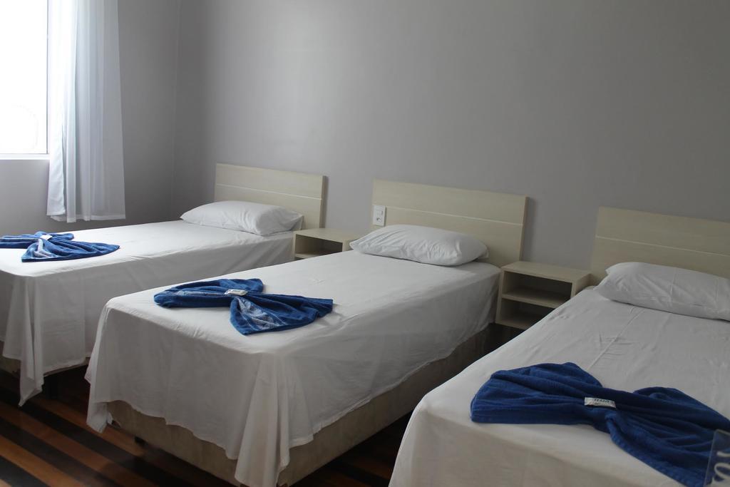 Quarto Triplo Básico com Banheiro Coletivo