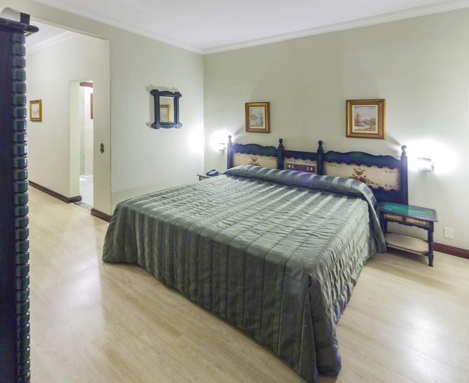 Quarto Duplo Deluxe com Cama de Casal