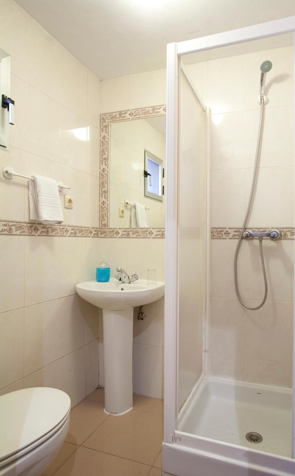Single Room Private Bathroom,419390460:JPEG