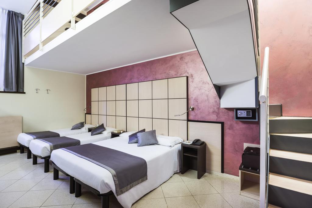 Quintuple Room