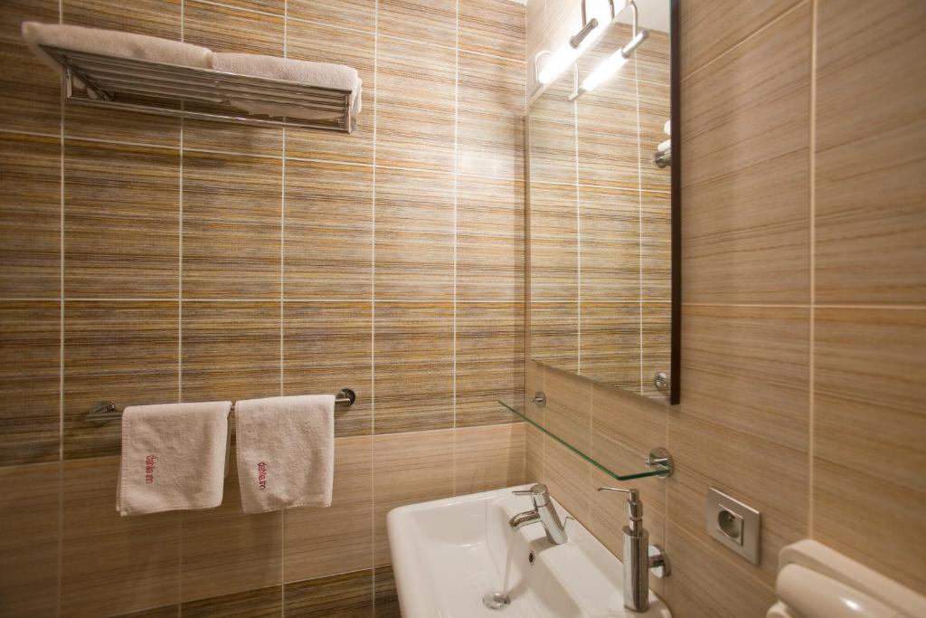 Double or Twin Room Private External Bathroom,47030695:JPEG
