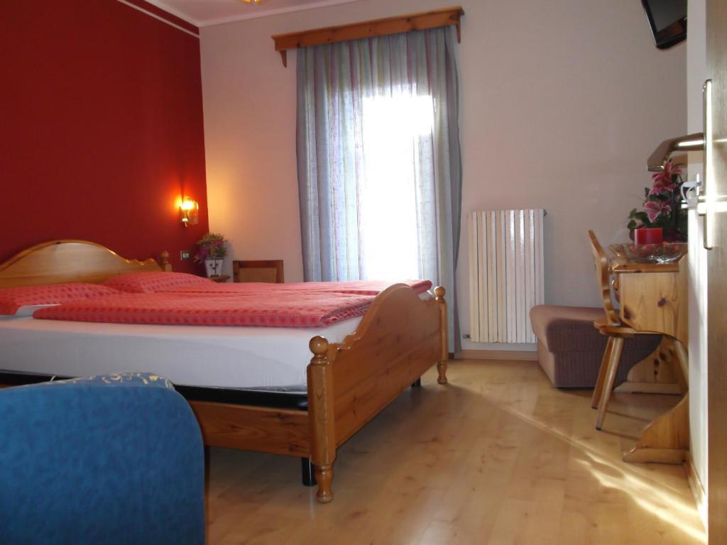 Family Room,160931343:JPEG