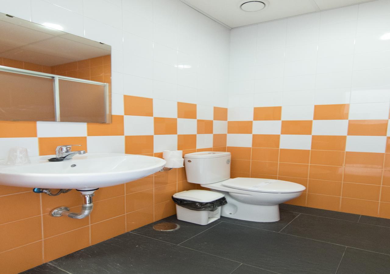 Triple Room Bathroom,507067962:JPEG