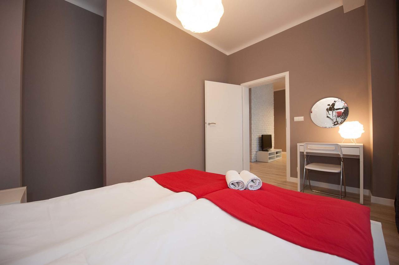 One-Bedroom Apartment Sofa Bed