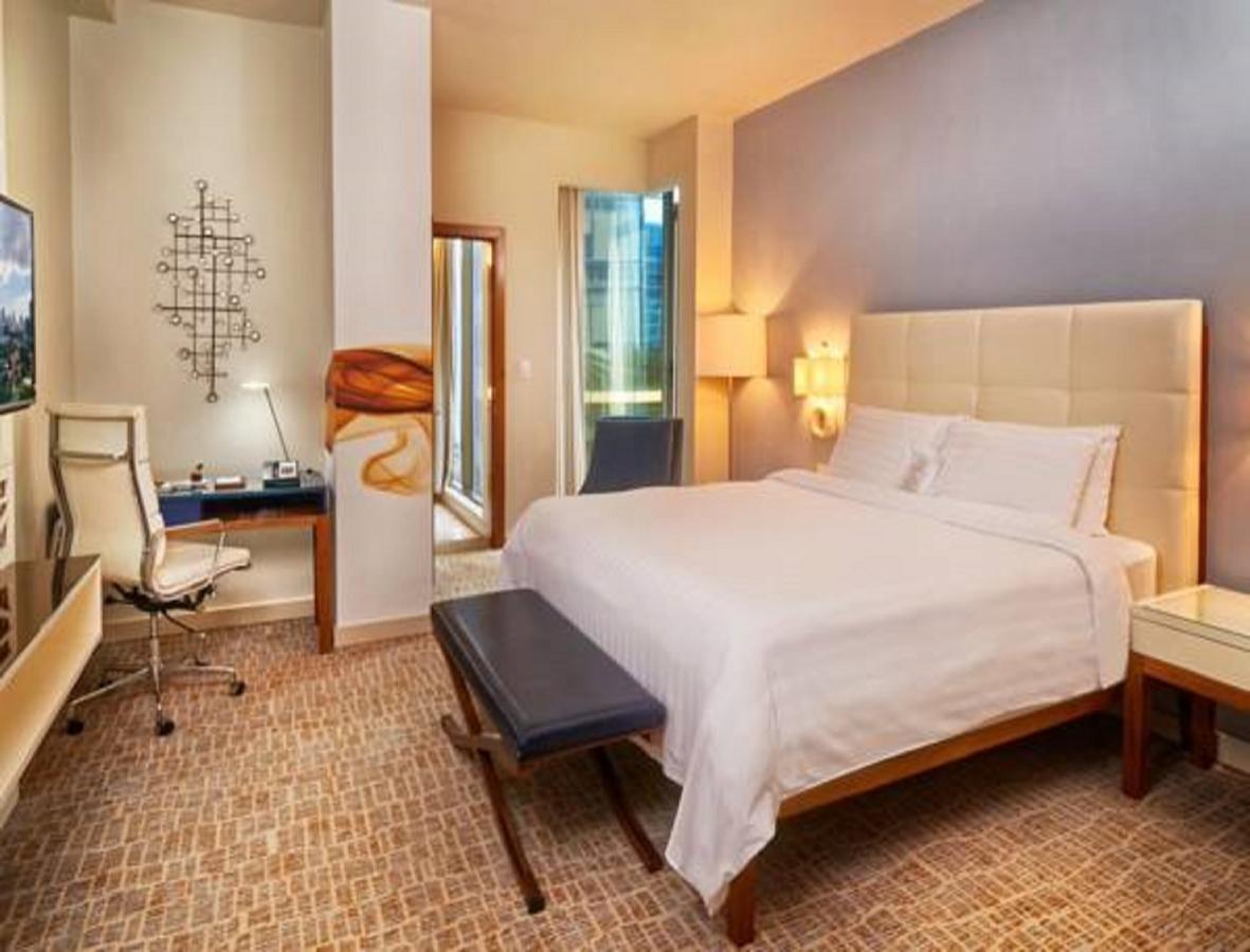 Habitación con cama extragrande y vistas a la ciudad