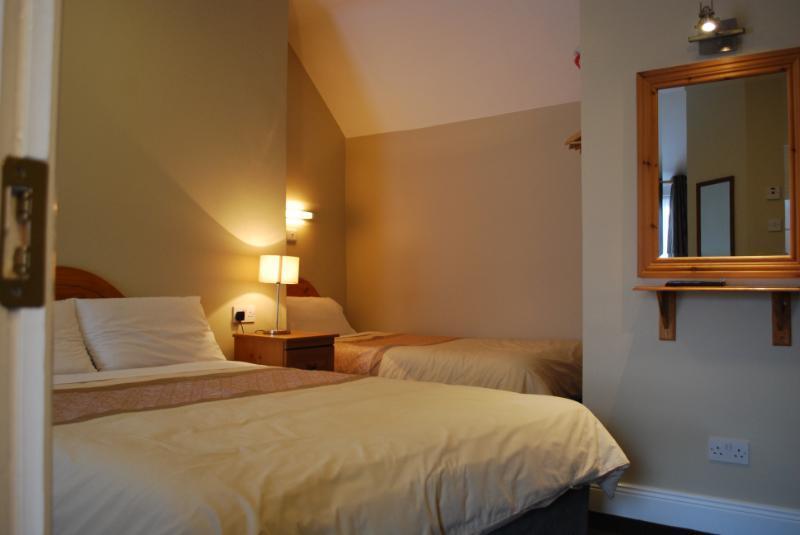 Triple Room Private Bathroom,642225759:JPEG