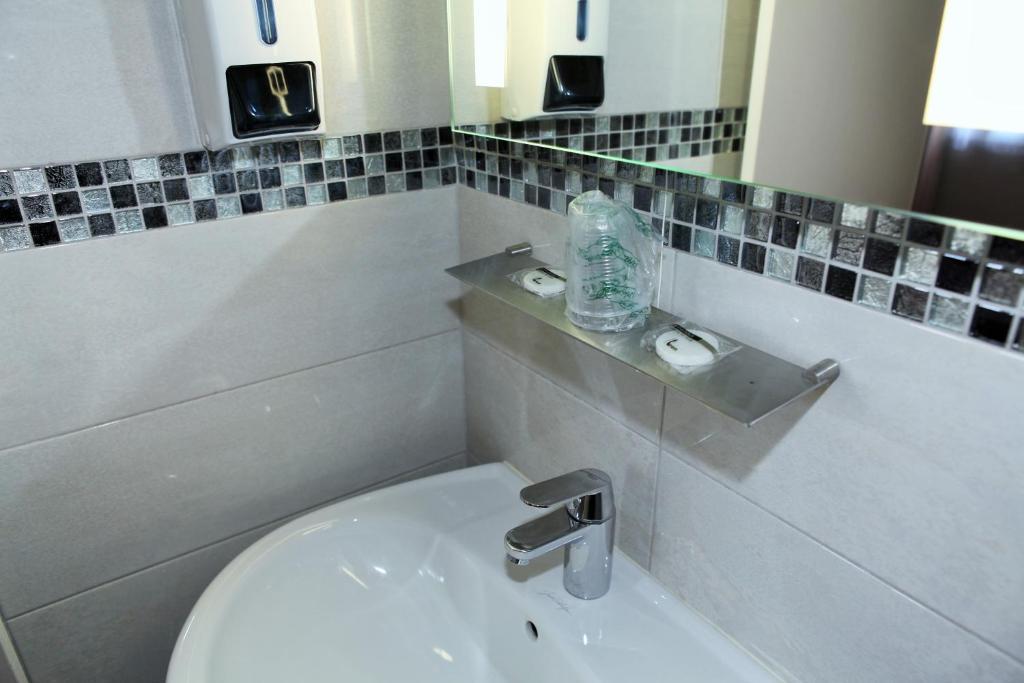 Triple Room Bath or Shower,186517932:JPEG